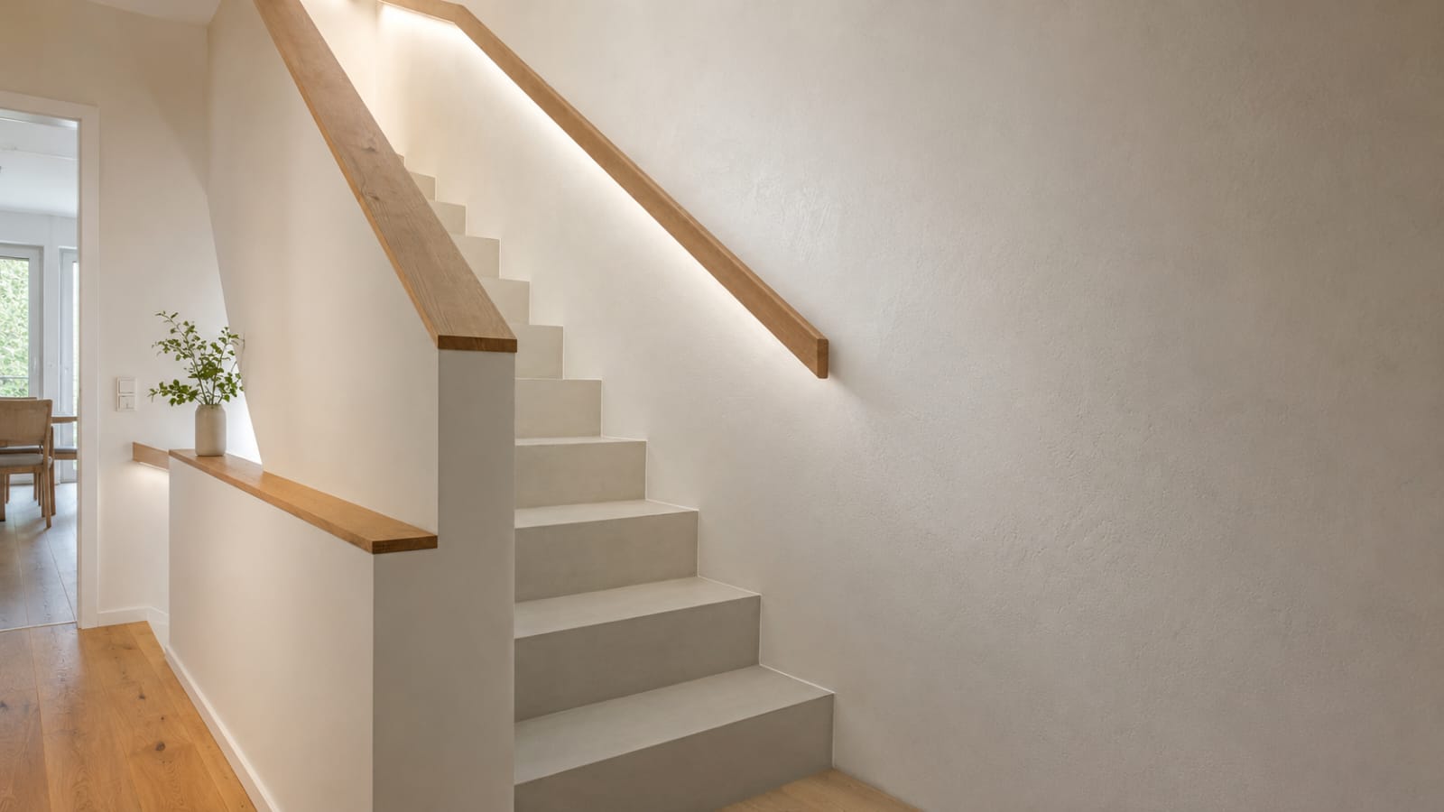 treppenaufgang Referenzfoto von einer hellgrün gestrichene Zimmerwand